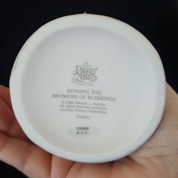 Vtg 1988 Precious Moments “Sending You Showers of Blessings” Porcelain Figurine - Picture 8 of 8